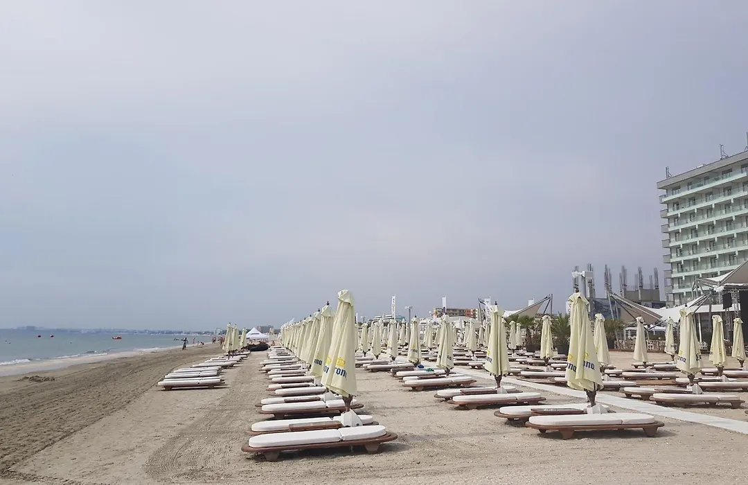 Lotus Nr 9 Mamaia Apartments Sea View-1