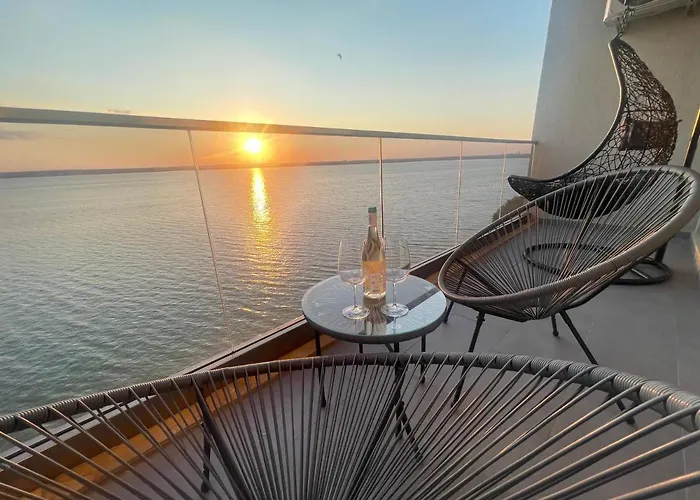 Solid Barrels Luxury Apartments Mamaia