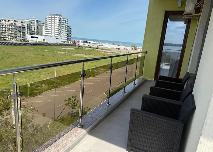 Summerland Sea View Apartment Mamaia